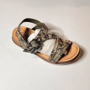 New Clark's Brynn Step Camo Leather Sandal, Size 8.5